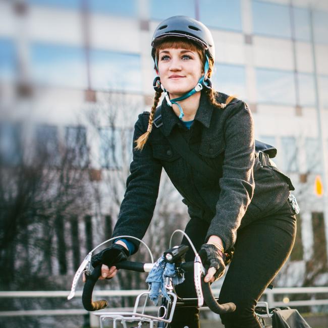 Kvinna på cykel