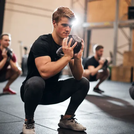 Man utövar goblet-squat