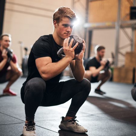 Man utövar goblet-squat