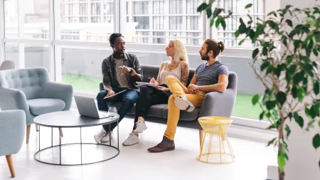 kollegor pratar i soffa