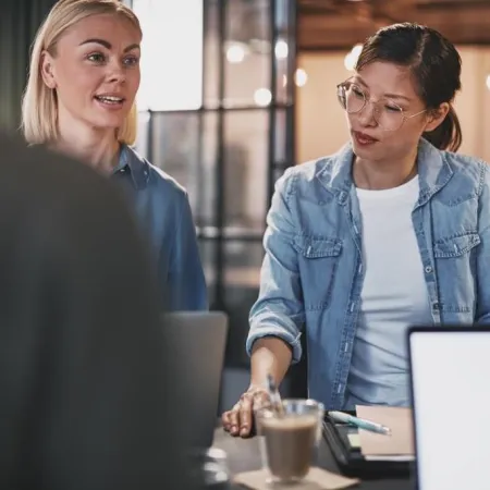 kvinnliga kollegor i möte