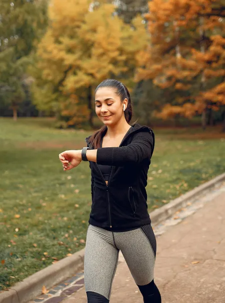 Kvinna tränar ute höst