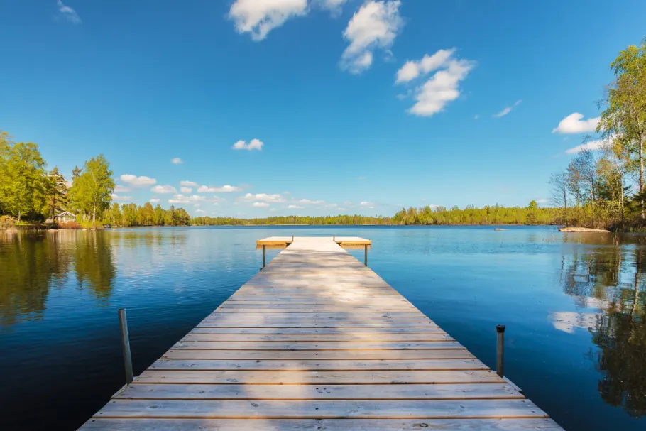 Svensk sommar med en sjö och en brygga