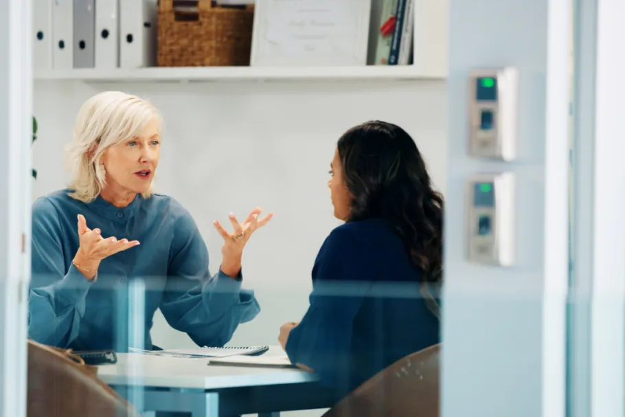 en chef och en medarbetare i seriöst samtal