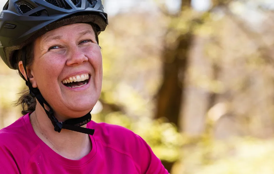 kvinna i cykelhjälm