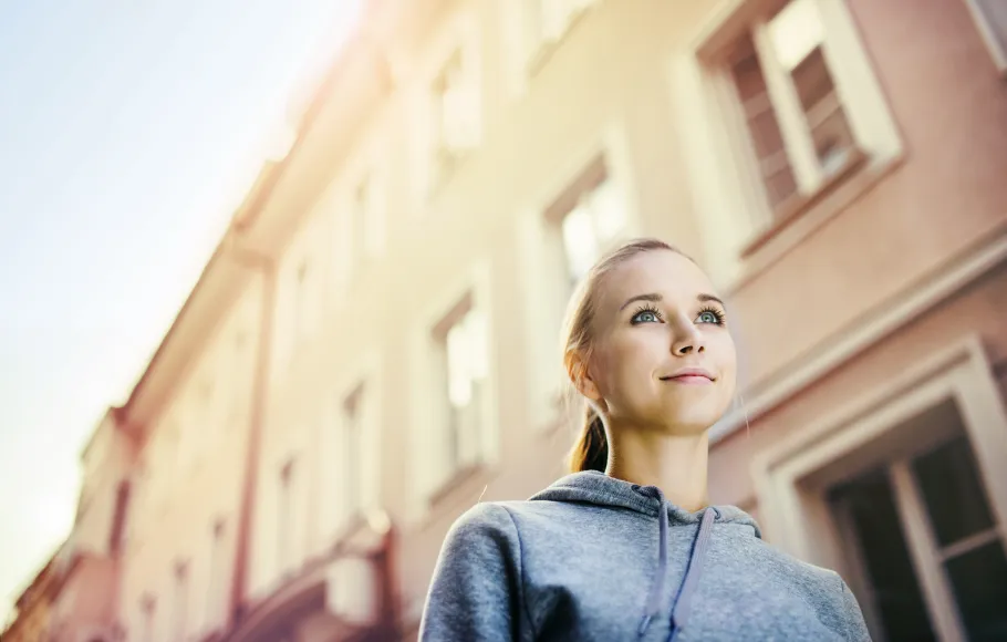 kvinna går