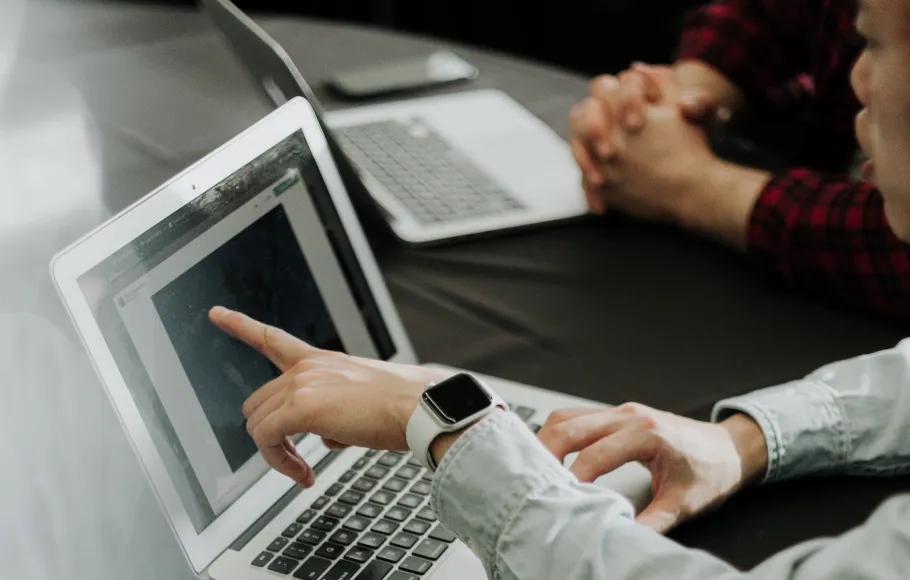 kollegor vid datorer