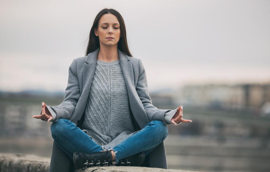 Kvinna som mediterar