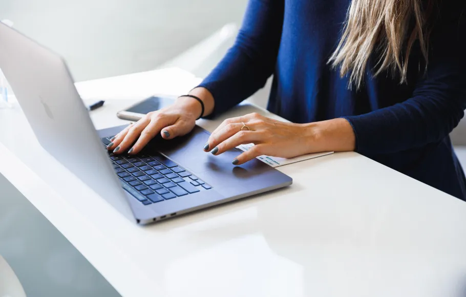 kvinna vid laptop