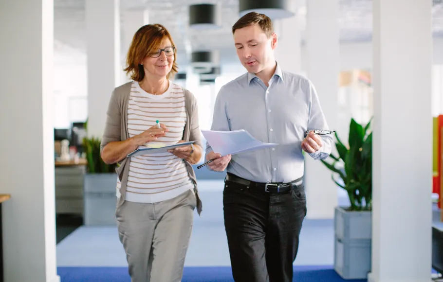 kollegor går och pratar