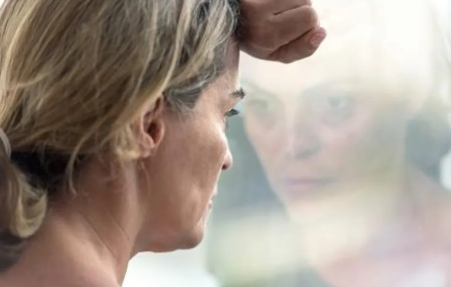 Kvinna tänker och tittar ut