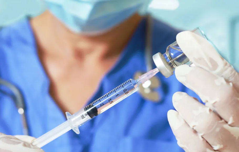 Sjuksköterska med spruta