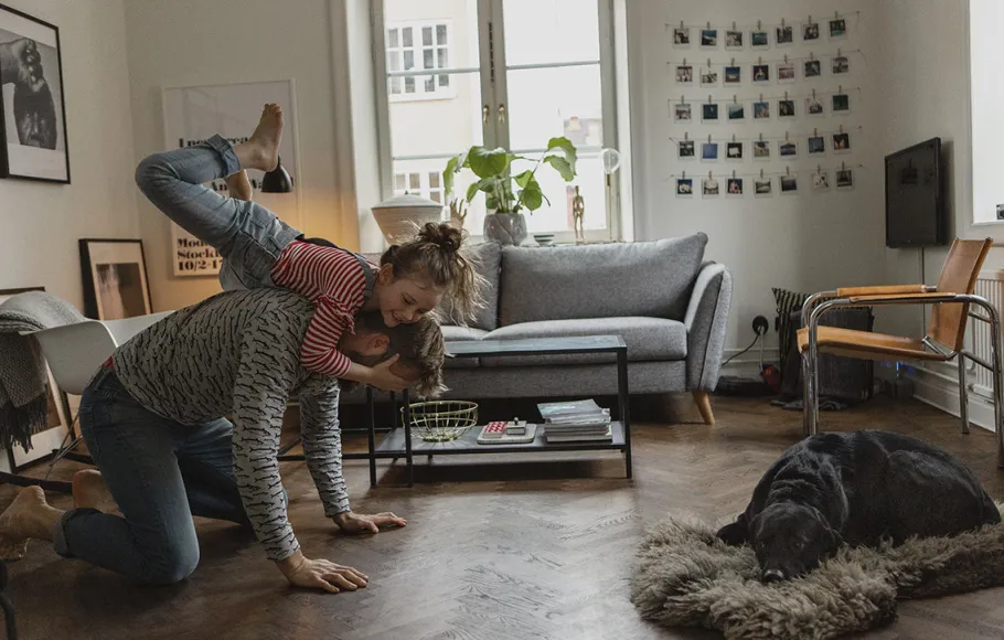 leker i vardagsrummet