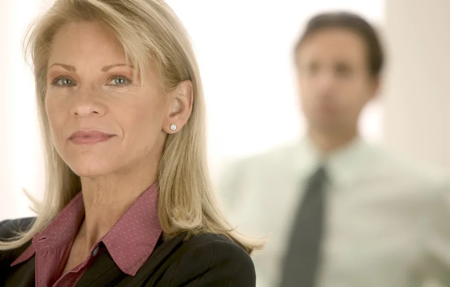 kvinna m suddig man i bakgrund