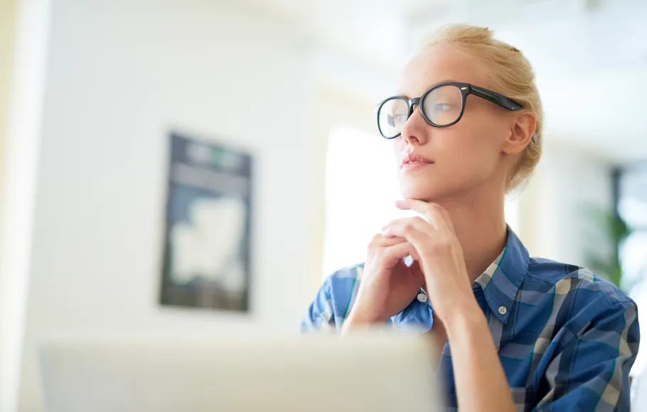 Kvinna vid datorn och funderar