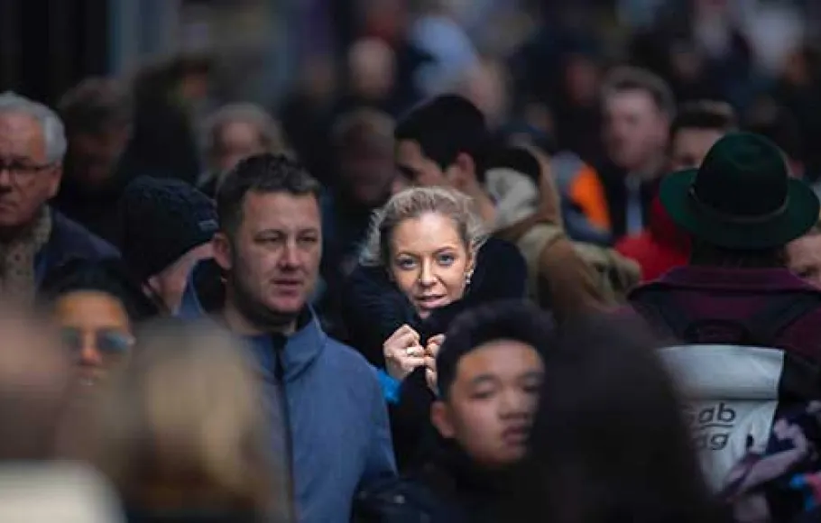 Kvinna i folksamling