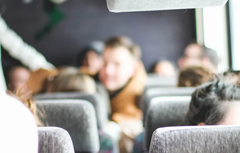 Människor åker buss