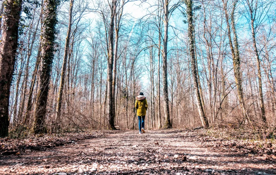 En kvinna går på vårpromenad