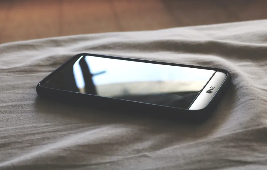 Mobiltelefon i sängen