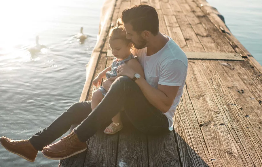 Pappa på brygga med barn