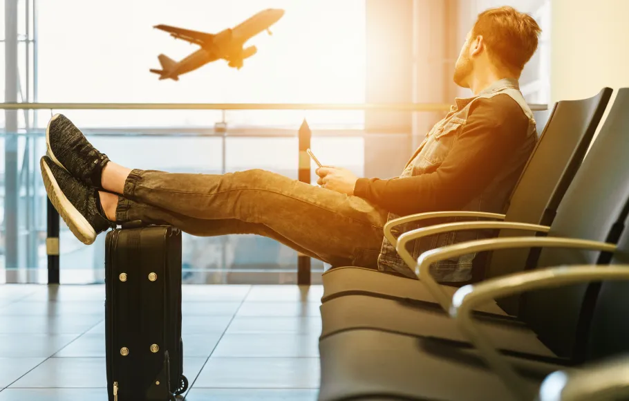 Man väntar på flygplats