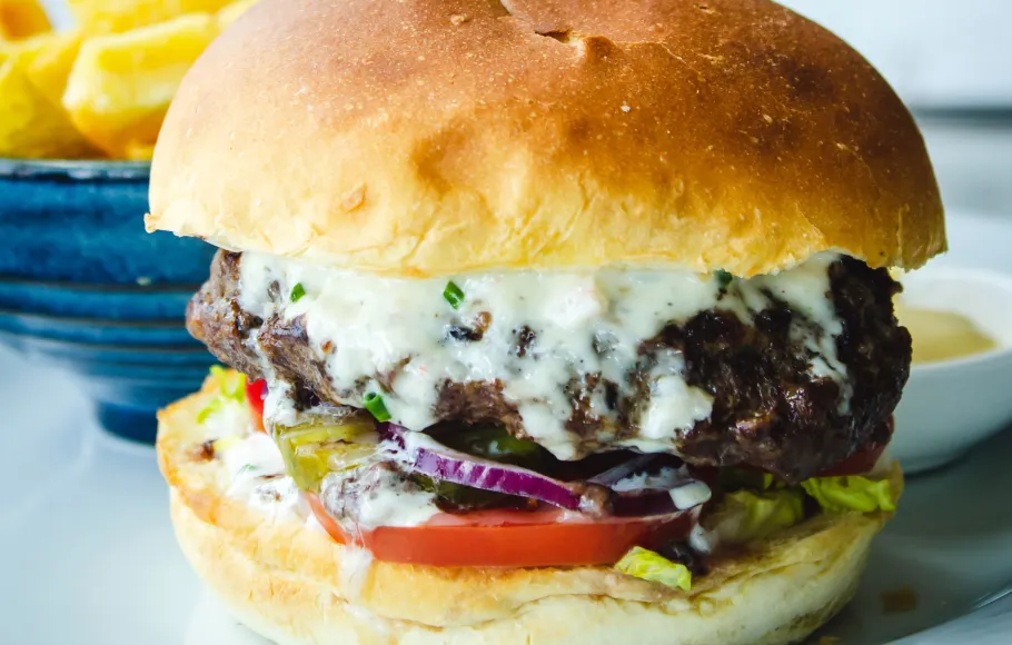 En stor hamburgare med såser