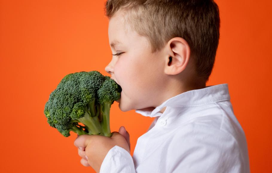 barn äter broccoli