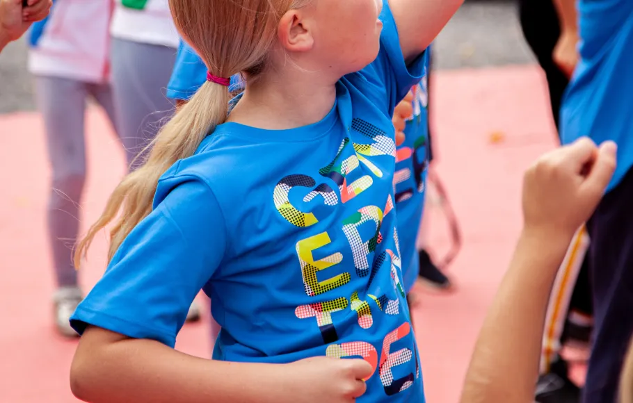 Flicka som rör på sig under en gruppaktivitet