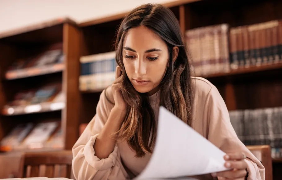Student läser en bok