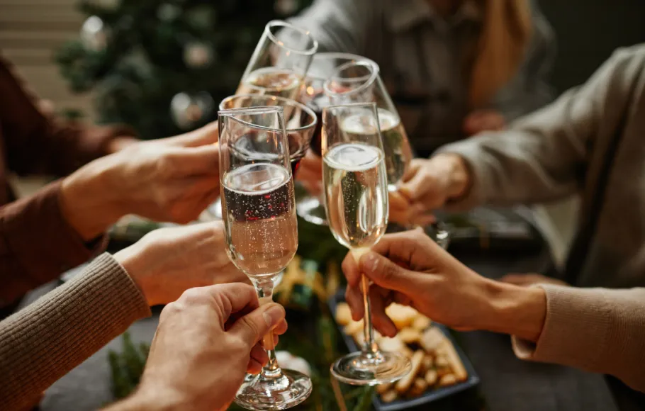 Personer skålar med champagneglas