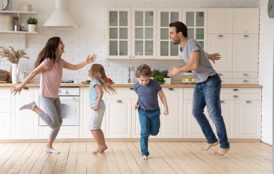 familj som dansar i köket