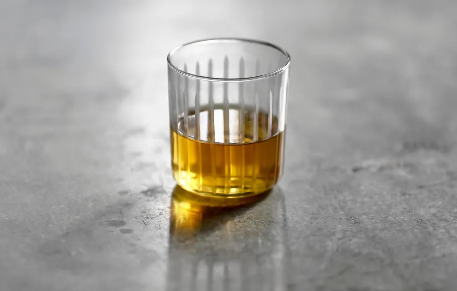 glas alkohol på bordet