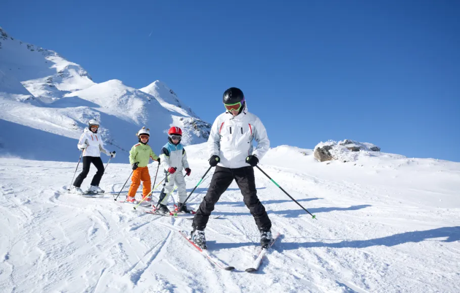 Familj i skidbacke