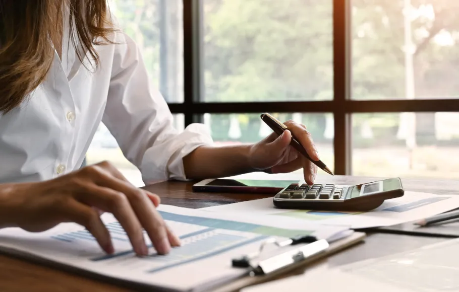 Kvinna räknar ut