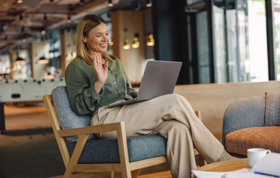 Kvinna i digitalt möte