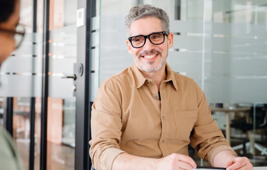 man pratar med kollega