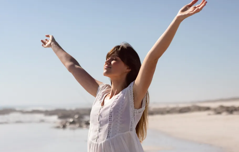 Kvinna med händerna i luften