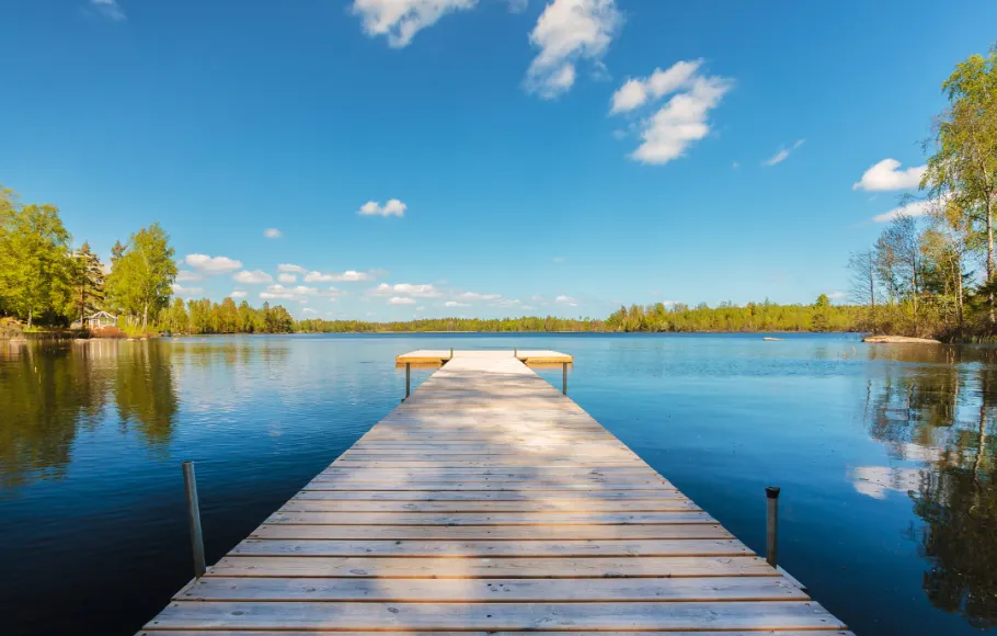 Svensk sommar med en sjö och en brygga