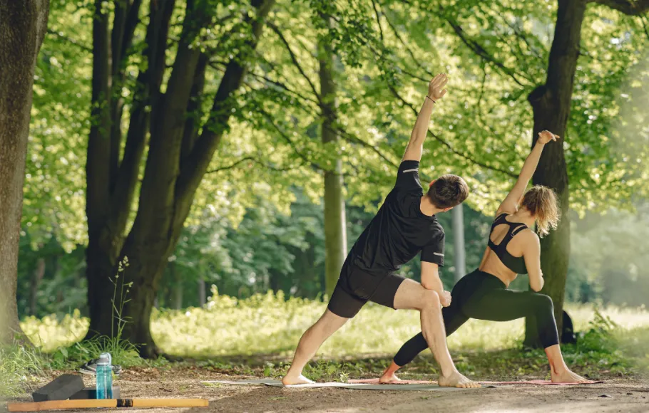 Par som tränar pilates