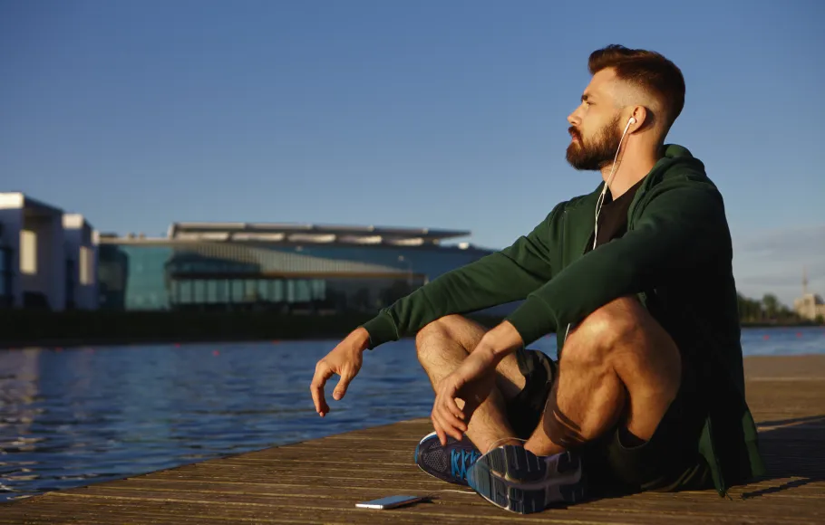 Man som sitter på en brygga