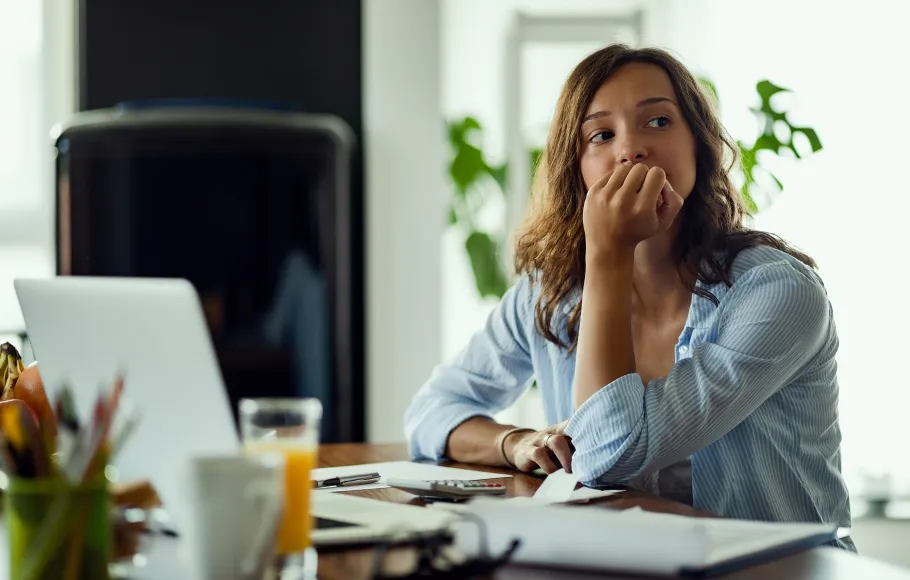 Ung kvinna som ser bekymrad ut