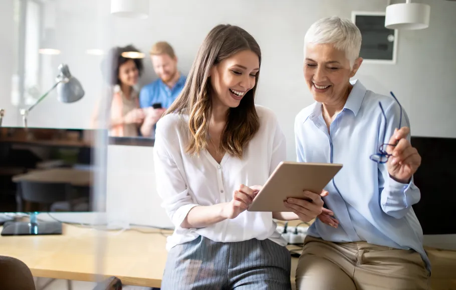 yngre och äldre kvinnor jobbar tillsammans