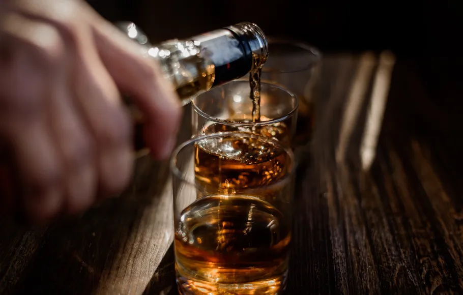 häller upp alkohol