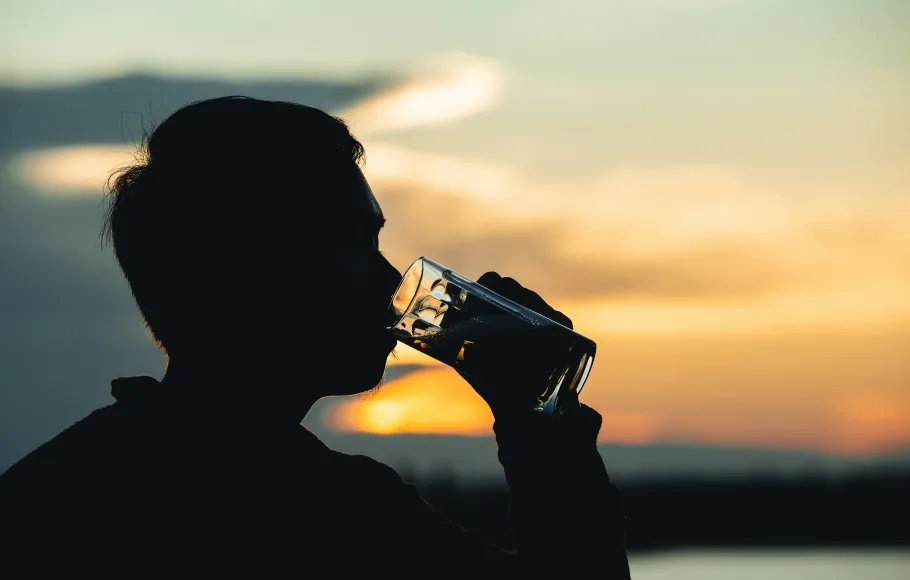 Man som dricker öl