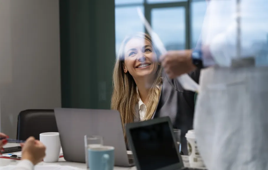 Leende kvinna på jobbet