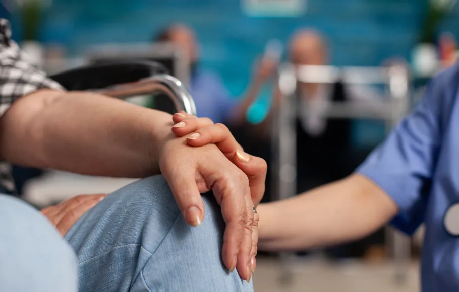 Sjuksköterna som tröstar patient