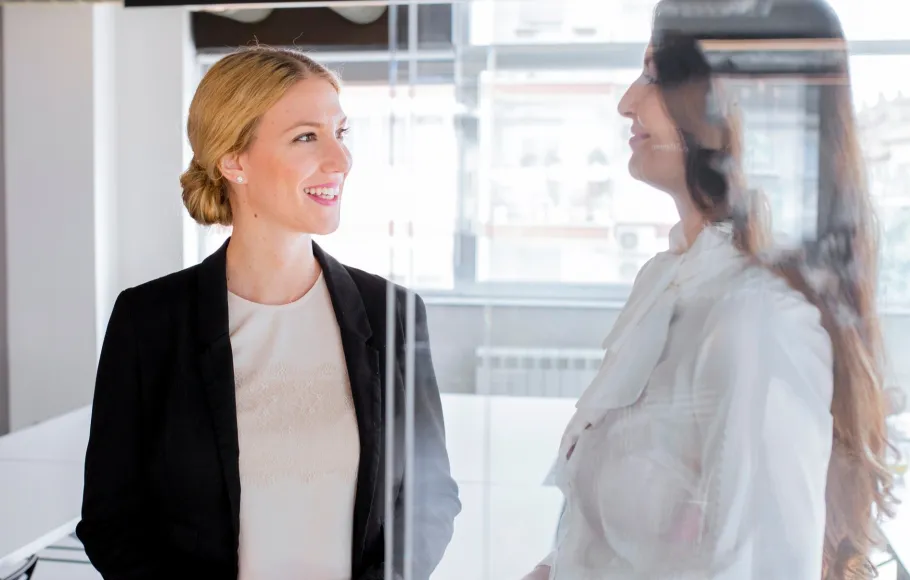 Två kvinnor som talar