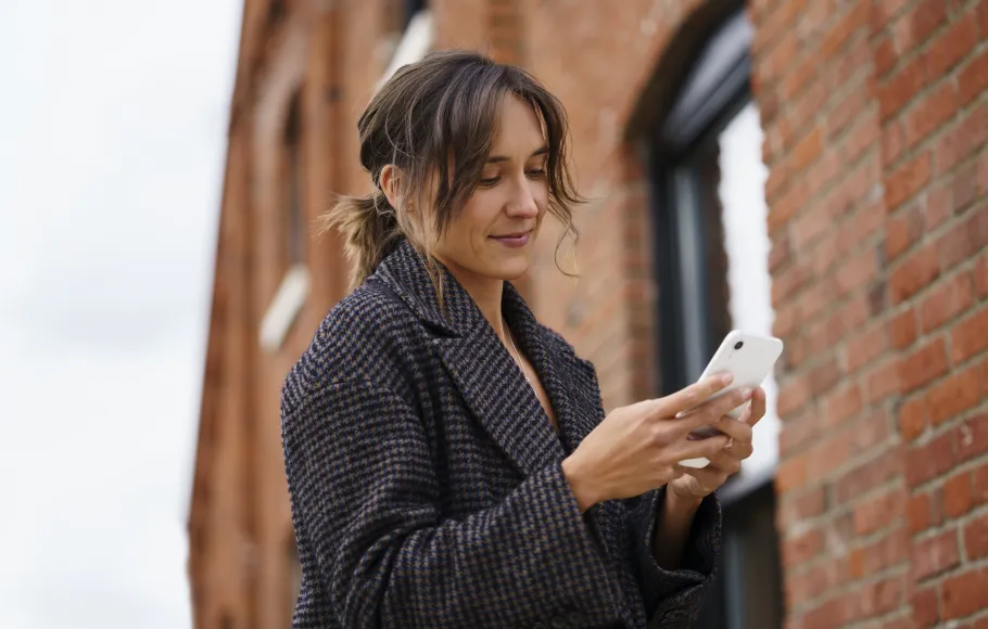 Kvinna använder smartphone