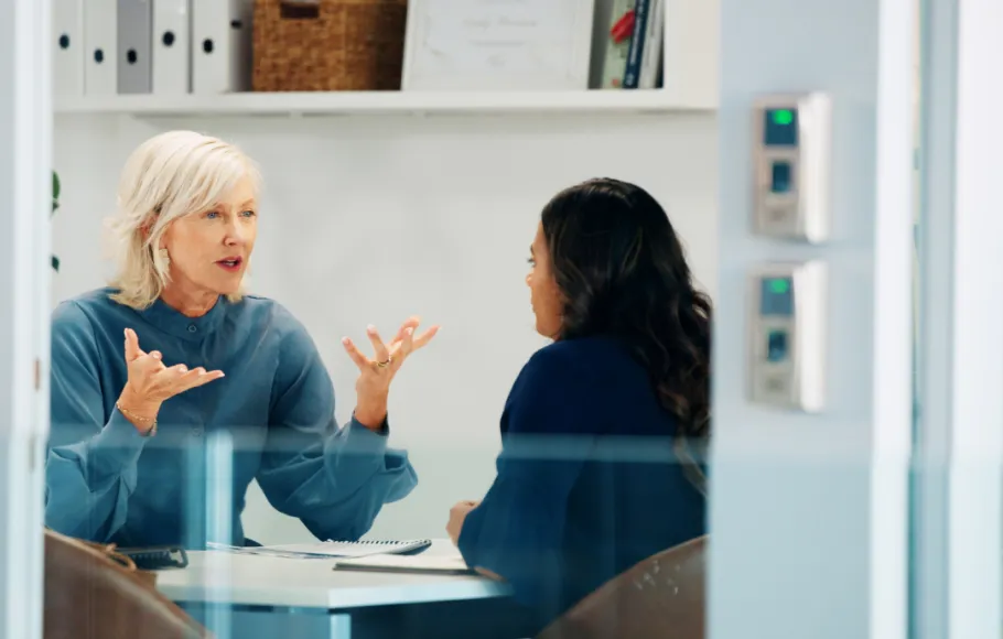 en chef och en medarbetare i seriöst samtal