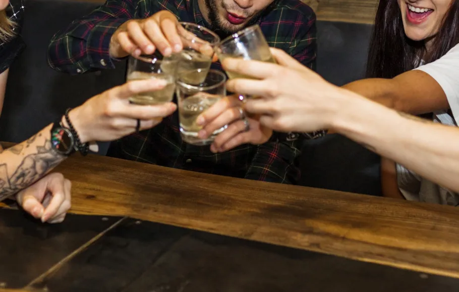 unga i bar med alkohol